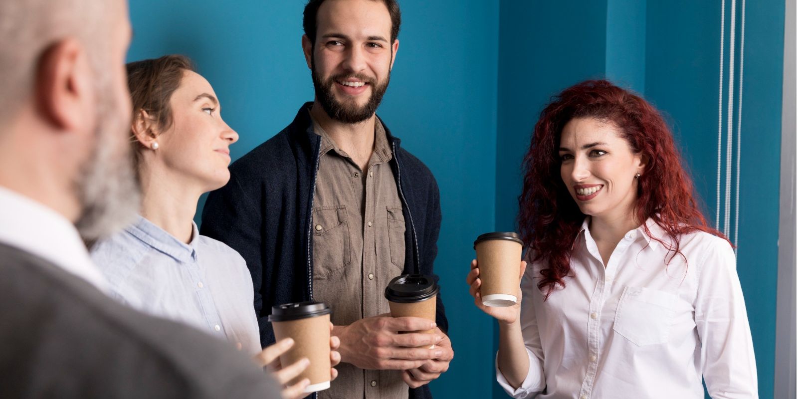 Coffee Badging: Η Νέα Τάση στην Εργασία και η Επίδρασή της στις Επιχειρήσεις